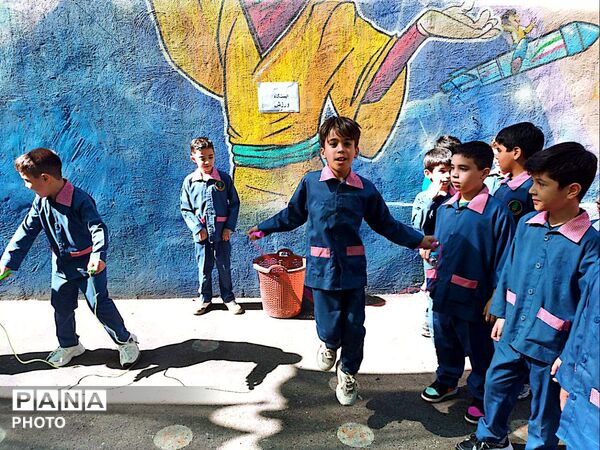 جشن آغاز سال تحصیلی و «روز پرچم» در مدرسه معراج منطقه ۱۰ تهران