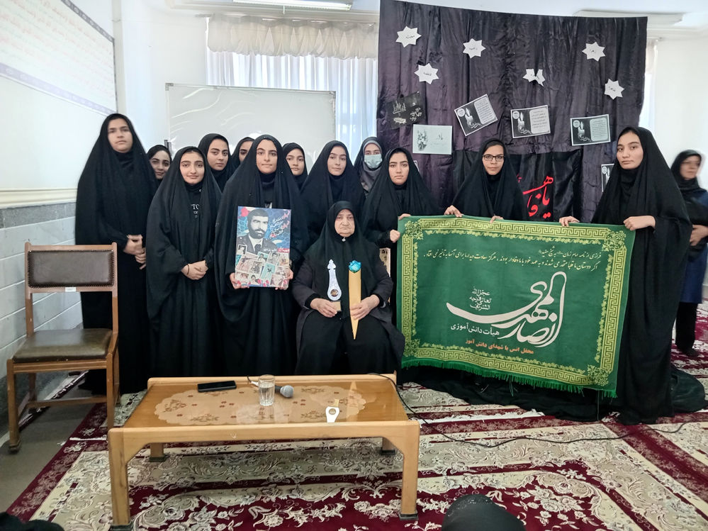 مراسم عزاداری شهادت دخت پیامبر اسلام(ص) در دبیرستان حضرت خدیجه(س) جعفریه قم

