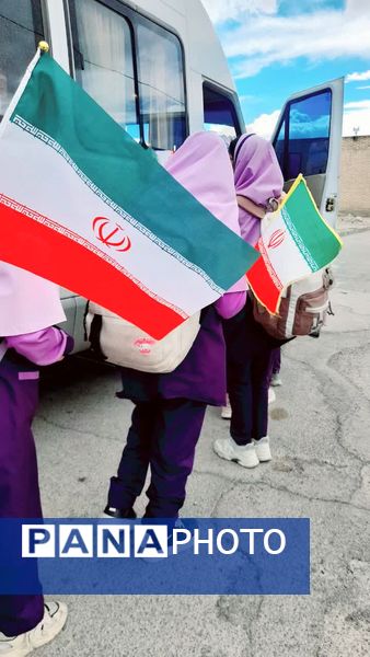 جشن دهه فجر با نقاشی‌های خلاقانه دانش‌آموزان پایه پنجم در کانون پرورشی تفت