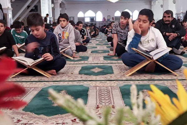 دیدار مدیر آموزش و پرورش شهرستان آباده با دانش‌آموزان معتکف 