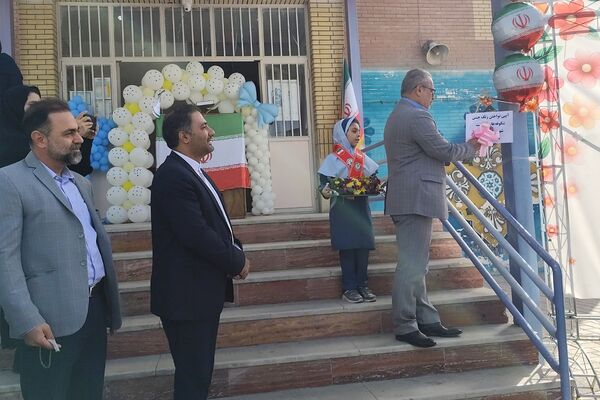 جشن شکوفه‌ها در مدرسه آیین روشن شهریار با حضور مدیریت آموزش و پرورش شهریار
