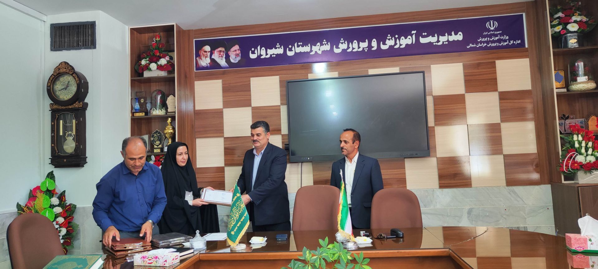 تجلیل مدیر آموزش و پرورش شهرستان شیروان از خبرنگاران پانا
