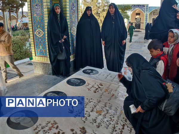 غبارروبی و عطرافشانی گلزار مطهر شهدا در نیشابور 