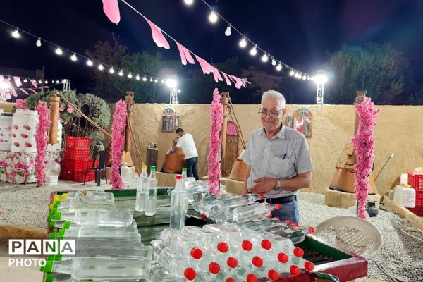 جشنواره گلاب‌گیری و صنایع‌دستی؛ پیوند عطر سنت و هنر ایرانی