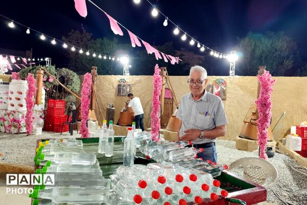 جشنواره گلاب‌گیری و صنایع‌دستی؛ پیوند عطر سنت و هنر ایرانی