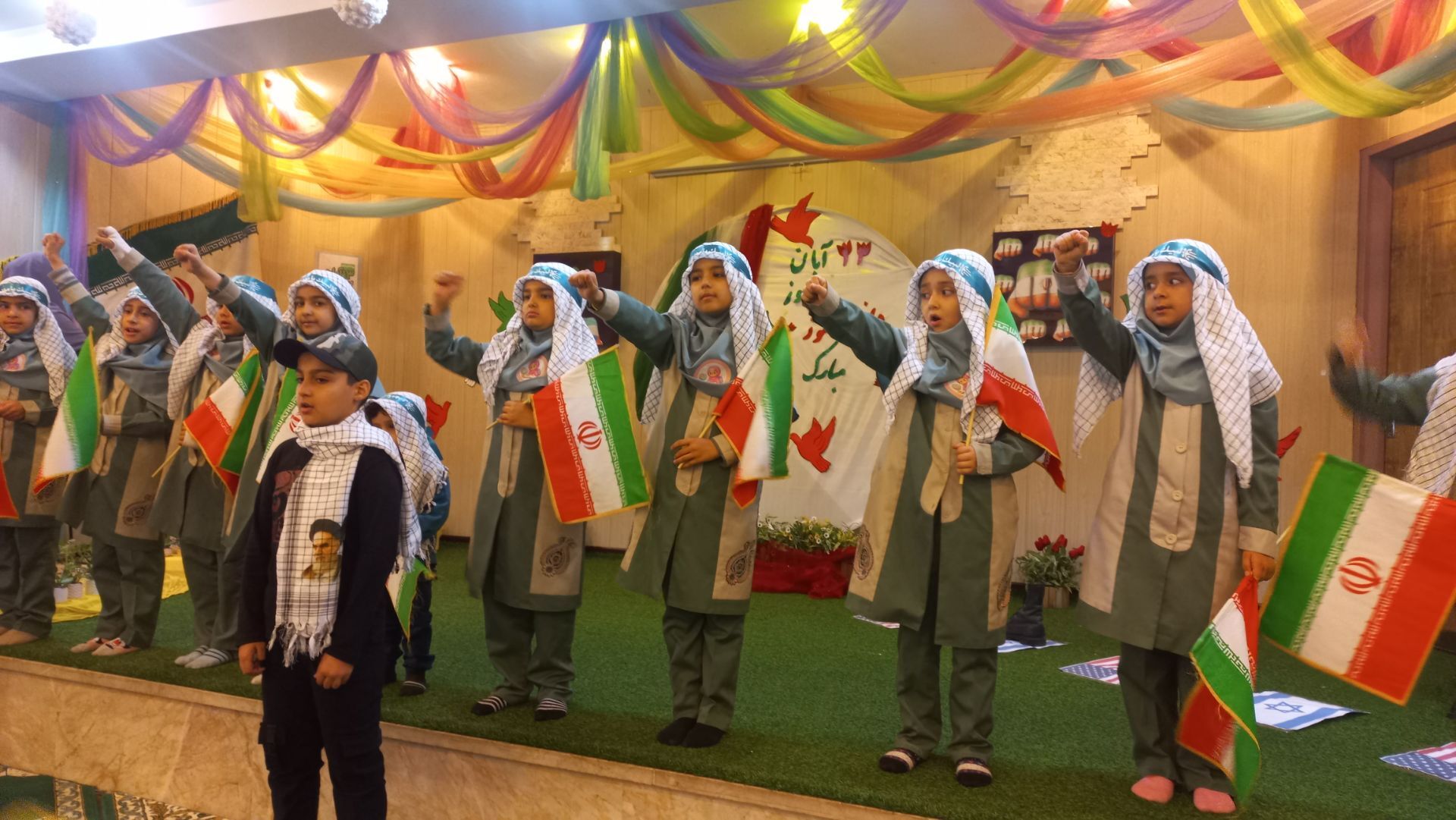 مراسم روز دانش آموز در دبستان دخترانه شاهد تحقیقی ناحیه ۶