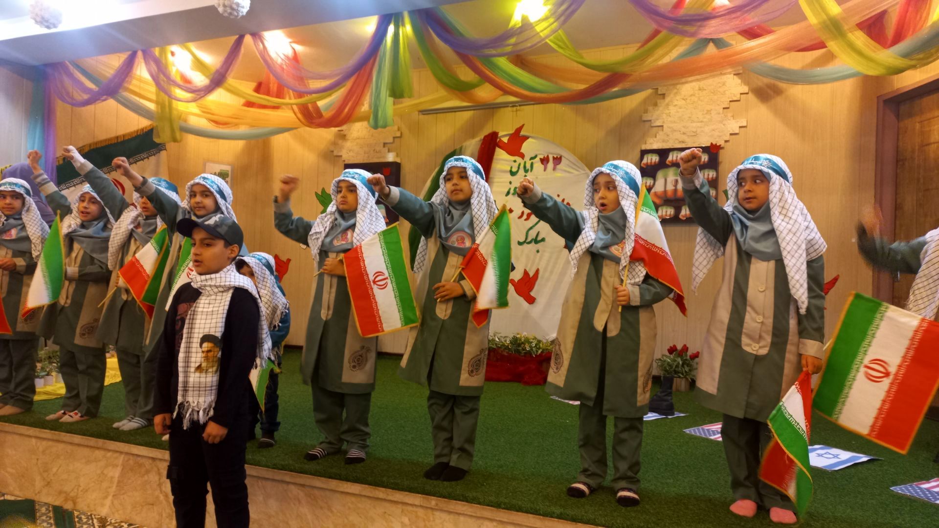 مراسم روز دانش آموز در دبستان دخترانه شاهد تحقیقی ناحیه ۶