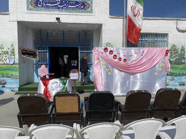 نواختن زنگ جشن نیکوکاری در دبستان زینب قهرمانی مه ولات