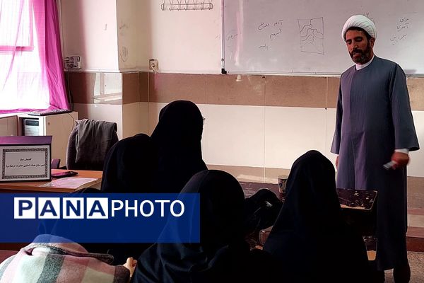 برگزاری کارگاه‌های آموزشی با حضور روحانیون گروه‌های جهادی در مدارس ناحیه دو شهرری 