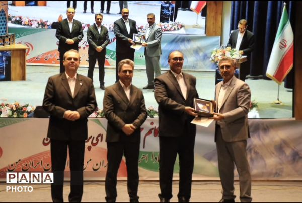 تجلیل از معلمان نمونه منطقه ۳؛ قدردانی از تلاش‌های اثرگذار در تعلیم و تربیت