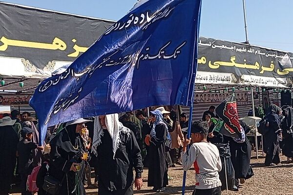 پیاده روی امام رضا (ع) با حضور پر شور مردم نیشابور در کاروان نورالرضا