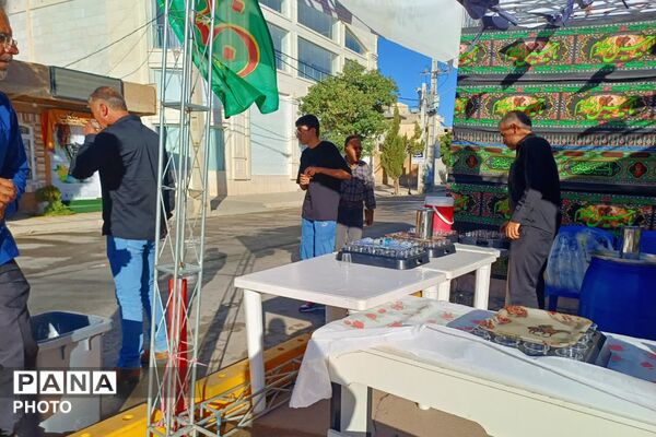 موکب فرهنگیان زرقان در خدمت سوگواران حسینی