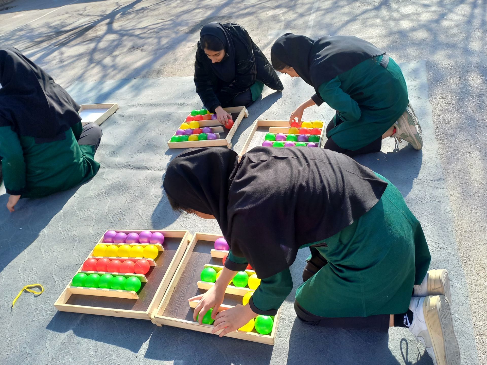 انجام بازی‌های گروهی دانش‌آموزان در مدرسه بهار آزادی