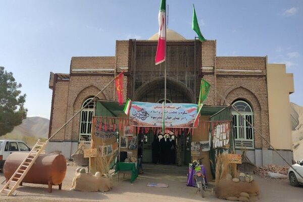 نمایشگاه شهدایی وروایتگری راوی دفاع مقدس در گلزار شهدای شهر بار نیشابور 