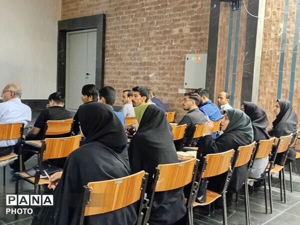 تقویت مهارت‌های تخصصی فرهنگیان مهریز در دبیرستان شکیب