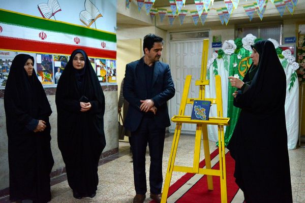 فانوس به دبیرستان حکمت آمد