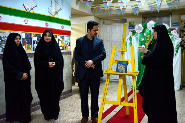 فانوس به دبیرستان حکمت آمد