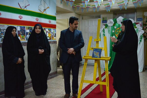 فانوس به دبیرستان حکمت آمد