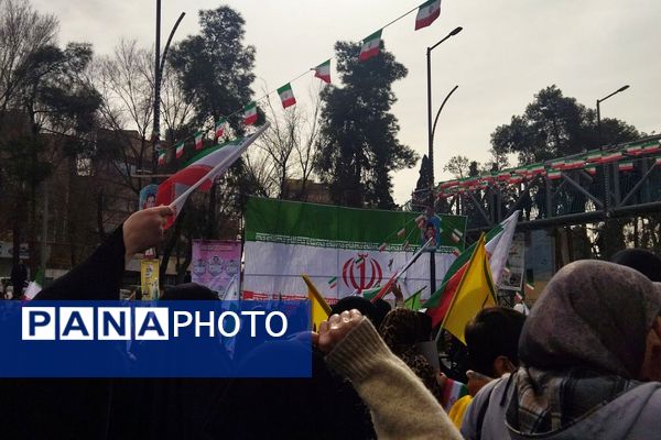 حضور اقشار مختلف مردم شهرری در راهپیمایی ۲۲ بهمن