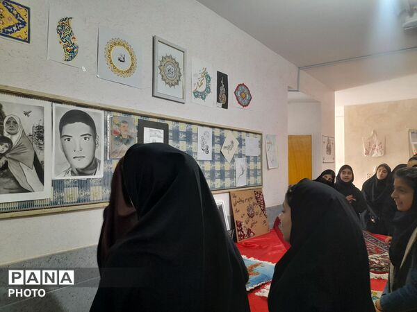 بازدید دانش آموزان  آموزشگاه تکتم از نمایشگاه کانون امام خمینی (ره) 