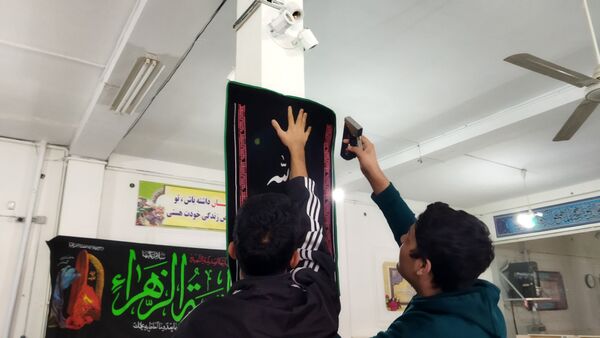 آماده‌سازی نمازخانه دبیرستان شاهد برای استقبال از شهید گمنام