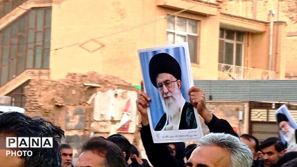 خروش مردم چهارمحال و‌بختیاری در میدان انقلاب شهرکرد