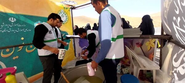 موکب «عشاق الحسین(ع)» در مسیر پیاده‌روی جاماندگان اربعین شازند 
