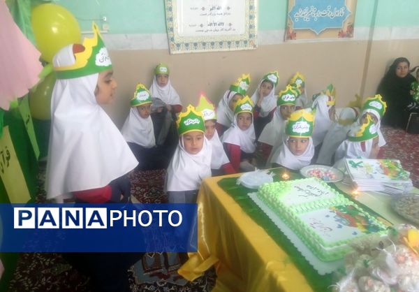 شیرین‌تر شدن کتاب قرآن کلاس اولی‌ها با برگزاری جشن باشکوه قرآن در دبستان تکتم