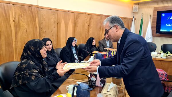 مراسم تجلیل از خانواده‌های شهدا در آموزش و پرورش گلستان