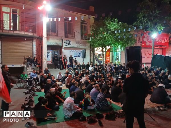 اجتماع شبانه مردم کرج  زیر پرچم اباعبدالله الحسین( ع)