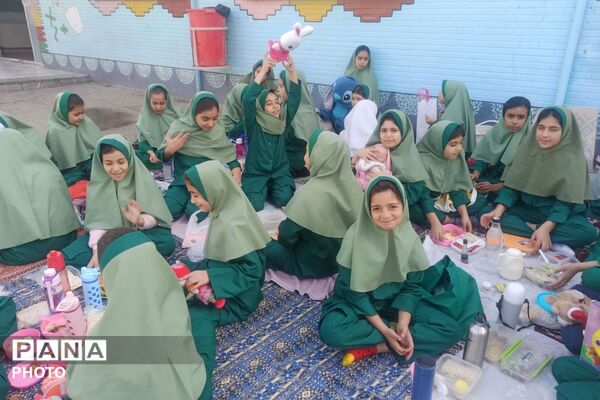 جشن تخم‌مرغ در حیاط مدرسه