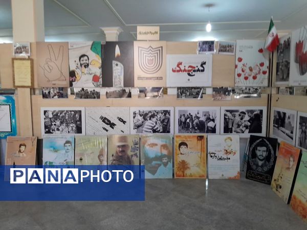 بازدید دانش‌آموزان از نمایشگاه دفاع مقدس واقع در مقبره شهدای گمنام شهرستان ورامین