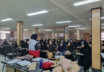 آموزش کمک‌های اولیه در دبیرستان شهدای هاتف اصفهان