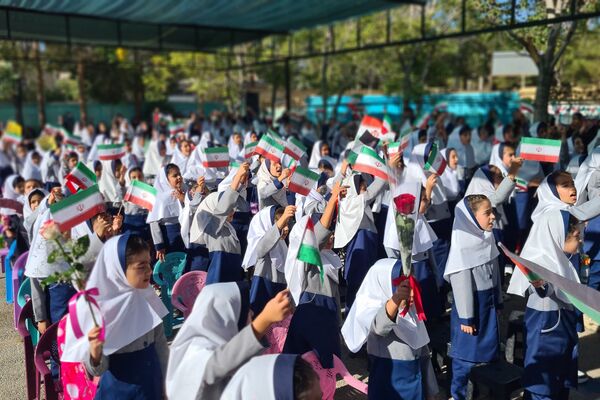 آیین نواختن زنگ ایثار و مقاومت در مدارس آباده