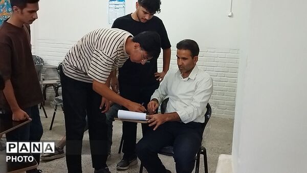 تحویل کتاب های درسی به دانش آموزان در دبیرستان شاهد ابوذر غفاری نیشابور 