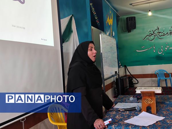 برگزاری جلسه آموزش خانواده در دبیرستان شاهد شهید قاسم سلیمانی