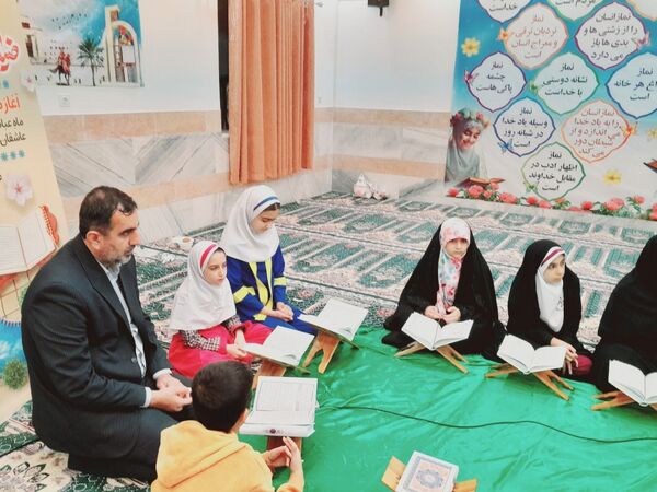 محفل انس با قرآن در دبستان دخترانه امید انقلاب بوشهر 