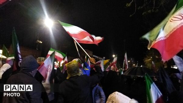 حضور وطن دوستان  نیشابوری زیر باران رحمت در سی و هشتمین شب از اجتماعات مردمی 