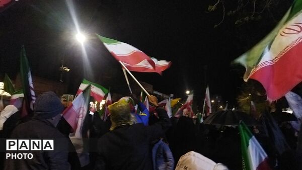 حضور وطن دوستان  نیشابوری زیر باران رحمت در سی و هشتمین شب از اجتماعات مردمی 