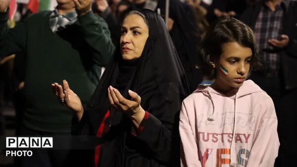 برای کشورمان ایران در خیابان می‌مانیم
