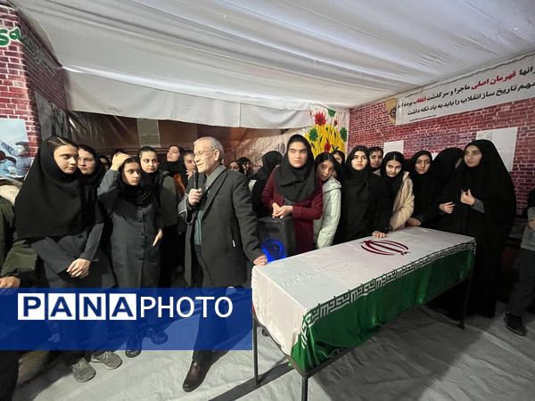 بازدید دانش‌آموزان دبیرستان فاطمه الزهرا از موزه عبرت