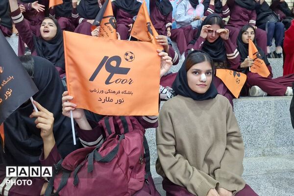 حضور پرشور دانش‌آموزان هنرستان کبری زرگران ملارد در مسابقات لیگ برتر فوتسال بانوان