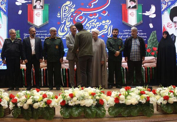 همایش «بسیج، مدرسه عشق» در باقرشهر 