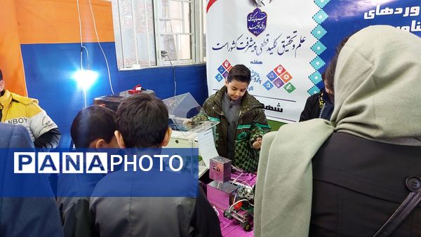 نمایشگاه هفته پژوهش در دبیرستان احمدی روشن شهرستان فردیس