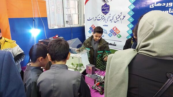 نمایشگاه هفته پژوهش در دبیرستان احمدی روشن شهرستان فردیس
