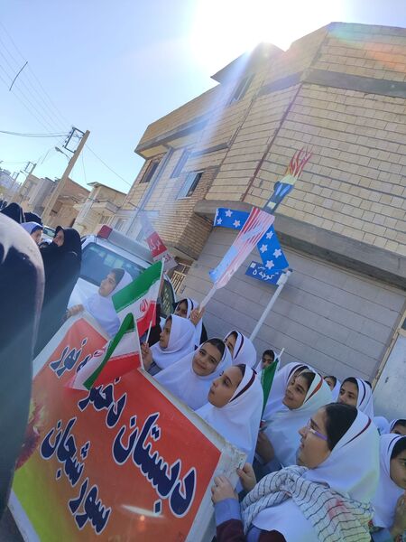 حضور گسترده دانش آموزان سورشجان در راهپیمایی ۱۳ آبان؛ فریاد ایستادگی در برابر استکبار جهانی
