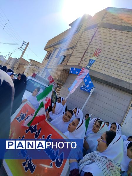 حضور گسترده دانش آموزان سورشجان در راهپیمایی ۱۳ آبان؛ فریاد ایستادگی در برابر استکبار جهانی