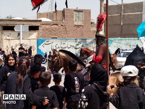 حرکت دسته‌های عزاداری در روستای فدافن همزمان با روز تاسوعای حسینی