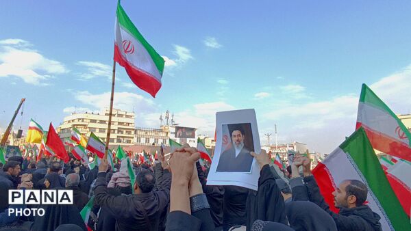 بیعت چشمگیر مردم با رهبر جدید انقلاب 