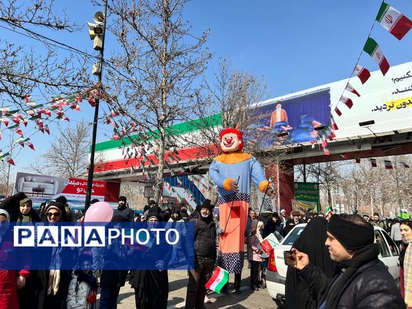 حضور دانش‌آموزان دبستان المهدی در راهپیمایی ۲۲ بهمن 